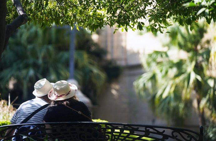 Archivo - Dos personas con ropa veraniega y sombreros. Imagen de archivo.