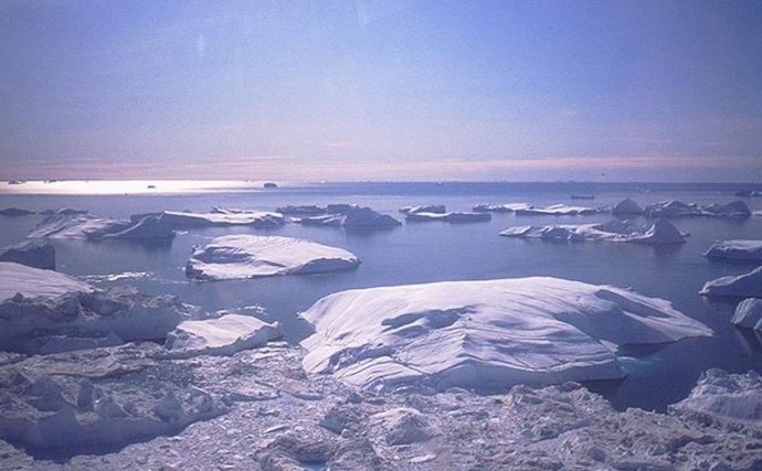 Icebergs na Baía de Disko, Groenlândia, de Jakobshavn Isbrae, uma das geleiras que se movem mais rapidamente na Terra.