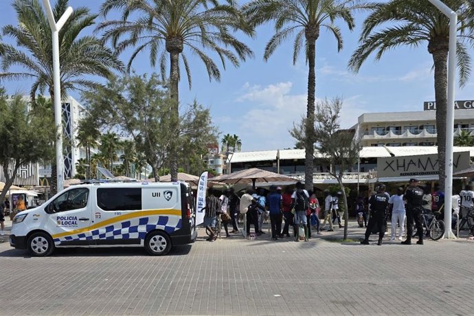 Operativo de la Policía Local de Palma contra la venta ambulante ilegal en Playa de Palma