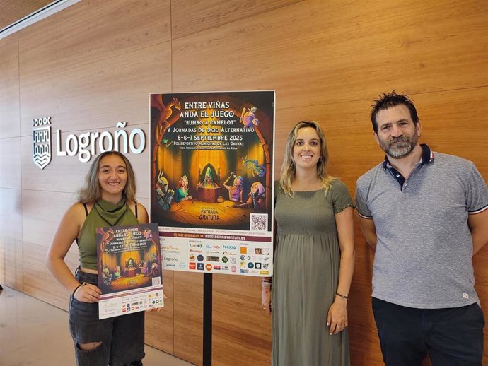 La concejala de Juventud, Laura Lázaro, junto con el presidente de Aventum, Josué López
