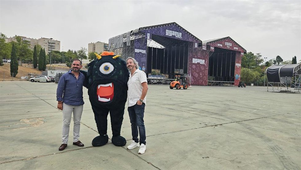 El tercer teniente de alcalde y concejal de Festejos, Santiago López Pomeda, y el director del Festival Gigante, Alfonso López, acompañados de la mascota Ziggy.