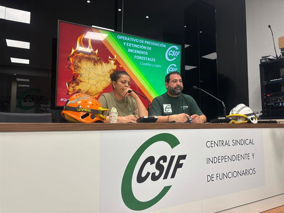 La agente medioambiental y delegada de Medioambiente, Sara Mateos, y el presidente del sector autonómico de Administración General de la Junta en CSIF Castilla y León, Agustín Argulo.