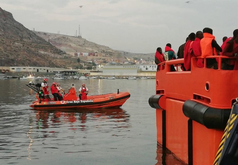 Archivo - Una embarcación de Cruz Roja se prepara para atender a unos inmigrantes rescatados en la costa de Almería. 
