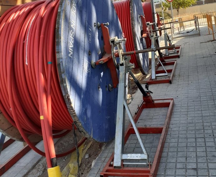 Bobinas con cable de 25 kV instaladas en la vía pública antes de la intervención de mejora
