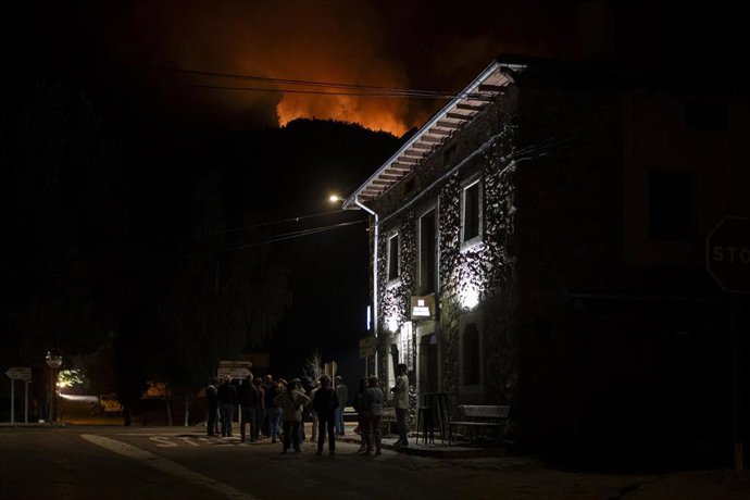 Varias personas observan el incendio, a 20 de agosto de 2025, en Boca de Huérgano, León, Castilla y León (España). 