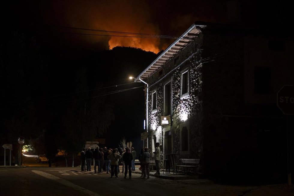 Varias personas observan el incendio, a 20 de agosto de 2025, en Boca de Huérgano, León, Castilla y León (España).