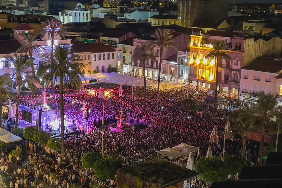 Archivo - Aspecto de la Plaza de Espaa de Mérida durante una jornada de feria.