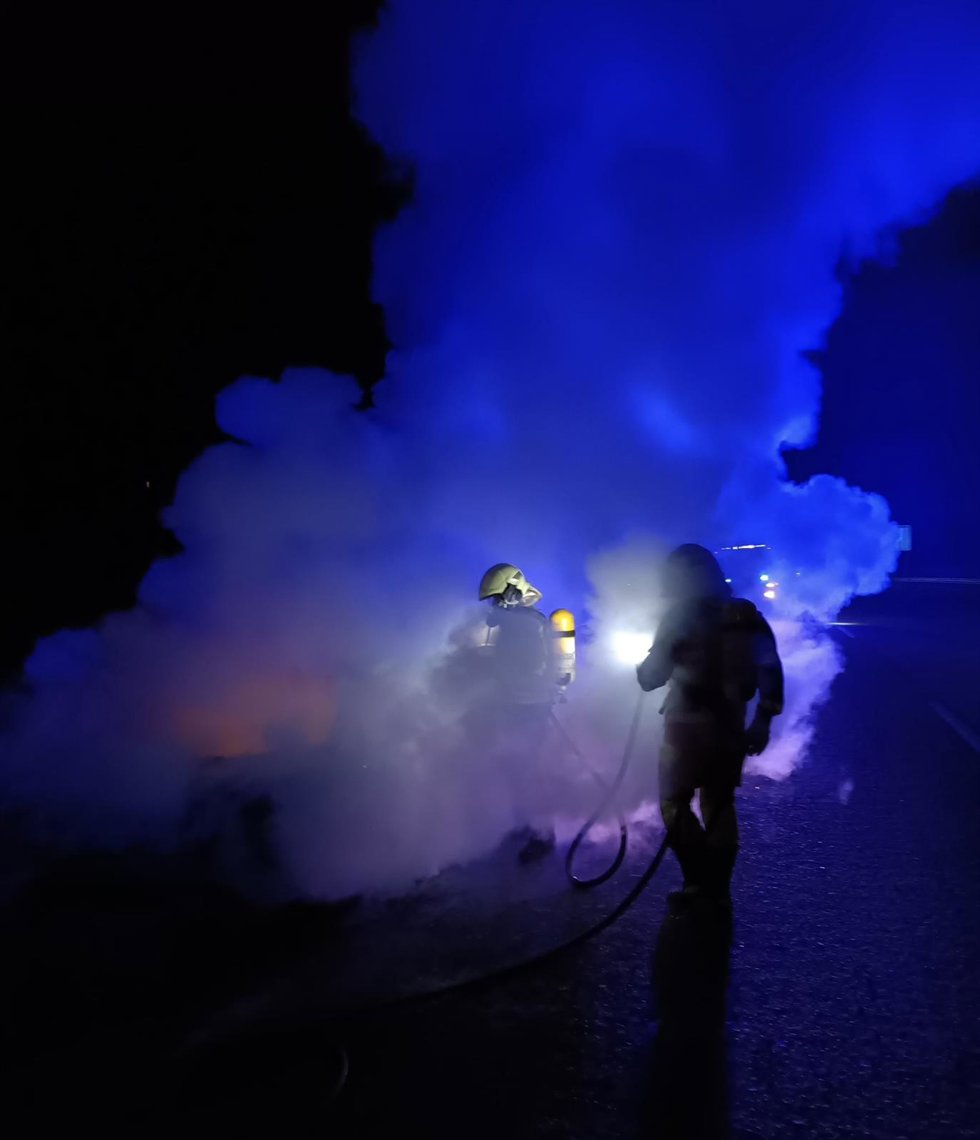 Bomberos sofocan un incendio en un vehículo en la A-8 en Valdáliga