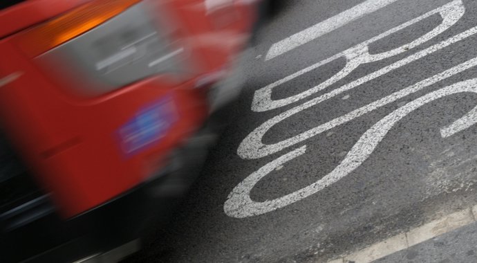 Un autobús de Barcelona circula per un carril bus.