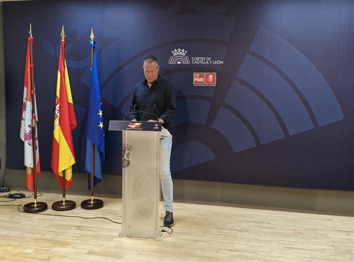 El secretario general del Grupo Socialista en las Cortes de Castilla y León, Pedro González, ,durante la rueda de prensa.