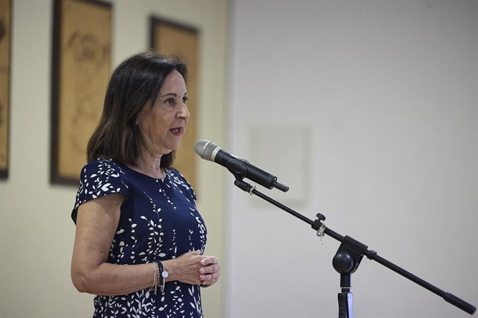 A Ministra da Defesa, Margarita Robles, durante uma visita à XII Brigada 'Guadarrama', na base militar 'El Goloso', em 25 de agosto de 2025, em Madri (Espanha). Durante sua visita, a ministra entregou condecorações aos militares que participaram do