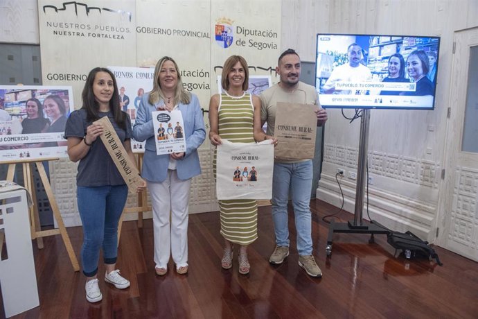 La comerciante Ángela Ruano; la secretaria de la Delegación Territorial, Ana Isabel Fuente; la diputada Magdalena Rodríguez y el Mago Héctor Sansegundo en la presentación de la campaña 'Consume rural'.
