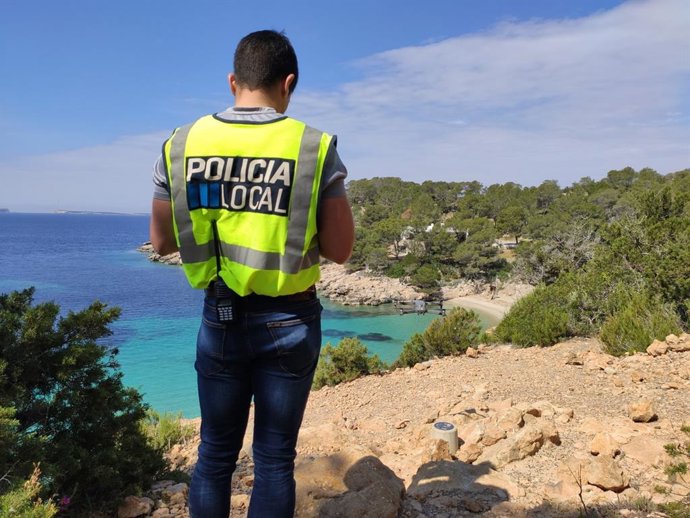 Archivo - Un agente de la Policía Local de Sant Antoni realizando tareas de vigilancia con el dron.
