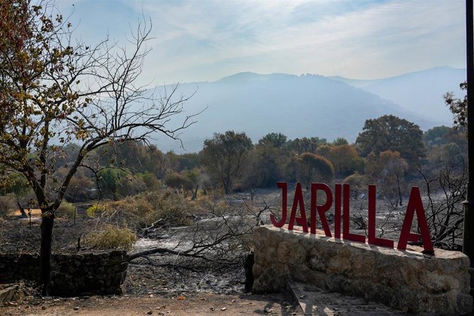 Cartel de Jarilla con los alrededores quemados.