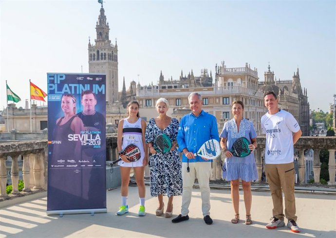 La consejera de Cultura y Deporte de la Junta de Andalucía, Patricia del Pozo, junto al alcalde de Sevilla, José Luis Sanz, en la presentación del FIP Platinum Sevilla.