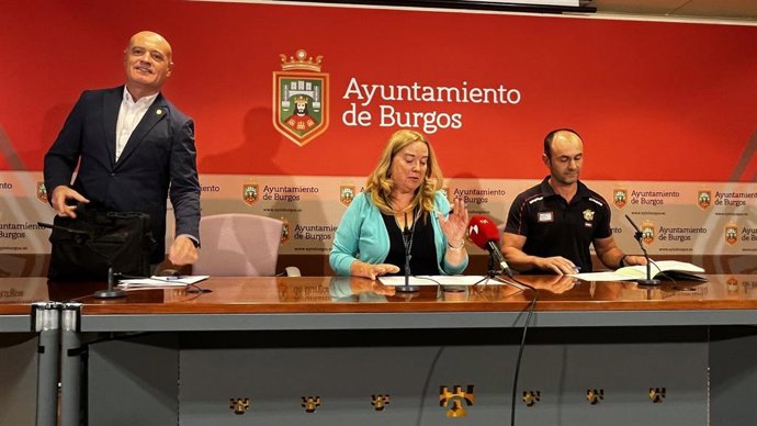 La alcaldesa de Burgos, cristina Ayala, entre el concejal de Seguridad (de pie) y el jefe de Bomberos, Miguel Ángel Extremo.