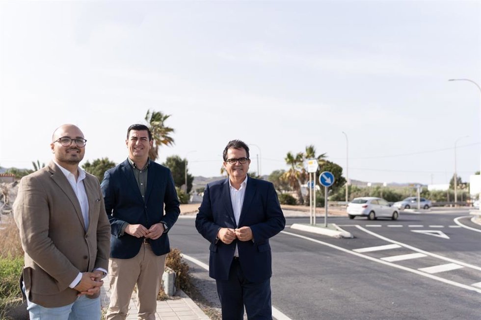 El diputado provincial de Fomento, Antonio Jesús Rodríguez, durante una visita a Níjar junto a su alcalde, José Francisco Garrido.
