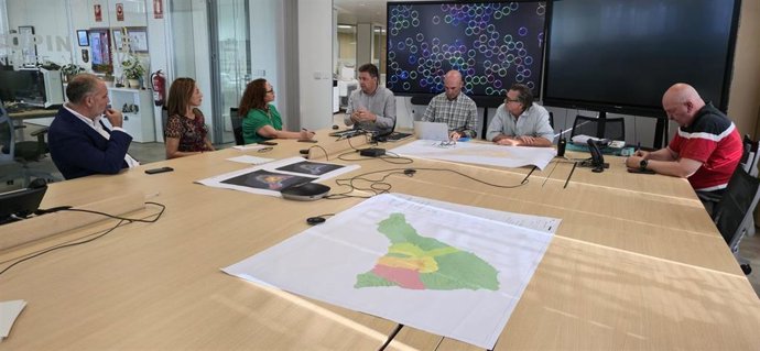 Reunión entre representantes del Cabildo de Tenerife y Colegio de Farmacéuticos para abordar que las oficinas de farmacia sean centros logísticos de emergencias