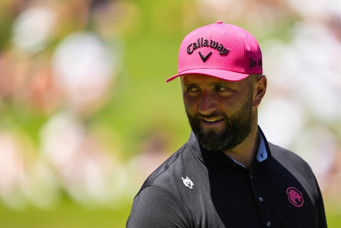 Archivo - Jon Rahm, da equipe Legion XIII, observa durante a rodada final do LIV Golf Andalucia no Golf Club Royal de Valderrama em 13 de julho de 2025 em Cádiz, Espanha.