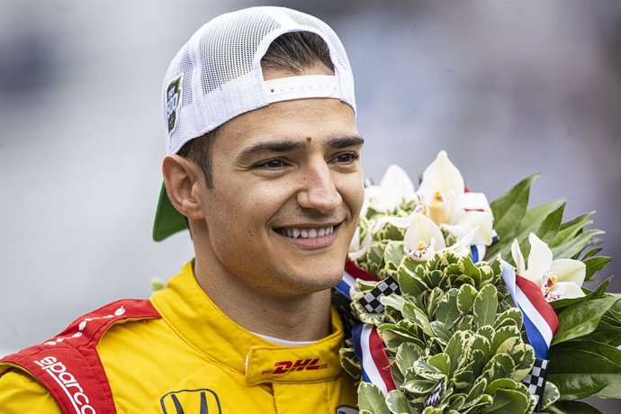 Archivo - 25 de maio de 2025, Indianápolis, Indiana, EUA: Alex Palou, de Barcelona, Espanha, comemora na pista da vitória após vencer a 109ª corrida das 500 milhas de Indianápolis no Indianapolis Motor Speedway: 1003619064, Licença: Gerenciada por direito
