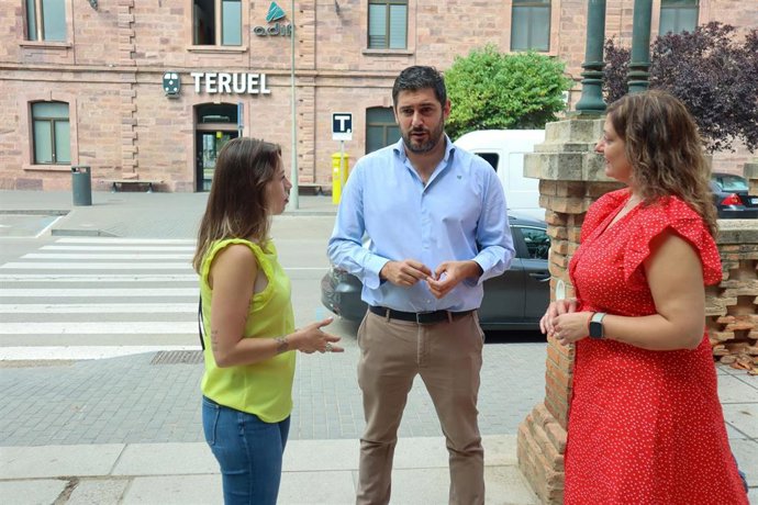 El presidente de Vox Teruel y portavoz autonómico, Alejandro Nolasco, la concejal del Ayuntamiento de Teruel, Verónica Luz, y la miembro del Comité Ejecutivo Provincial de Vox Teruel, Sandra Martínez.