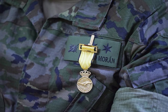 A Ministra da Defesa, Margarita Robles, durante uma visita à XII Brigada 'Guadarrama', na base militar 'El Goloso', em 25 de agosto de 2025, em Madri (Espanha). Durante sua visita, a ministra entregou condecorações aos militares que participaram do