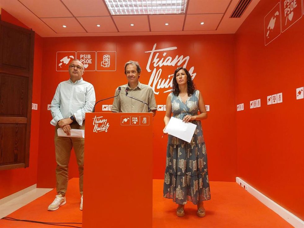 (I-D) El Secretario De Política Municipal Del PSIB-PSOE Y Alclde De Santa Eugnia, Pep Lluís Urraca; El Portavoz Adjunto Del Grupo Parlamentario Socialista, Marc Pons, Y La Secretaria General De Los Socialistas De Mallorca, Amanda Fernández