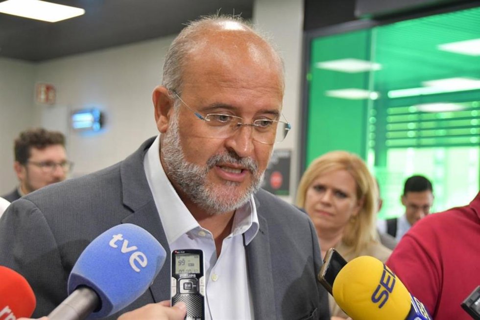 El vicepresidente primero del Gobierno regional, José Luis Martínez Guijarro, en la inauguración de un nuevo supermercado de la cadena Mercadona.