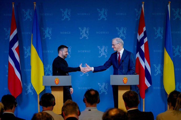 Archivo - Arquivo - 20 de março de 2025, Noruega, Oslo: O presidente da Ucrânia, Volodymyr Zelensky (à esq.), e o primeiro-ministro norueguês, Jonas Gahr Store, apertam as mãos durante uma coletiva de imprensa após sua reunião na residência do primeiro-mi