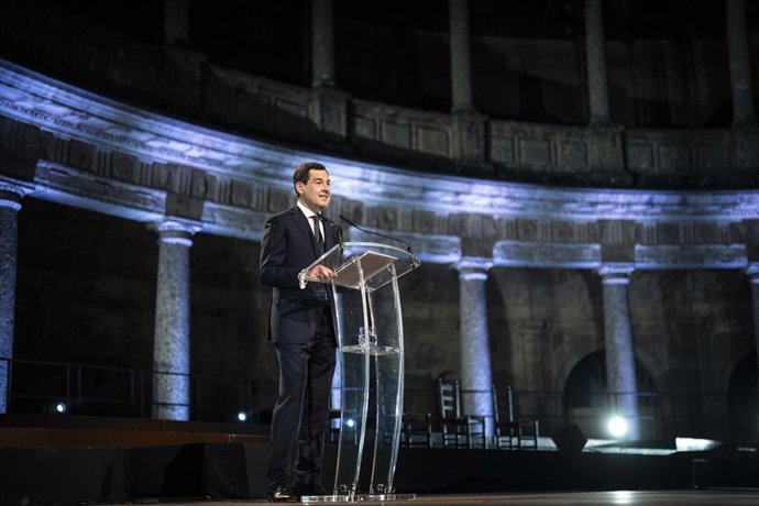 Archivo - El presidente de la Junta de Andalucía, Juanma Moreno, en el acto 'La alfombra de la cultura y el liderazgo femenino’ en Granada, en julio de 2025. (Foto de archivo).