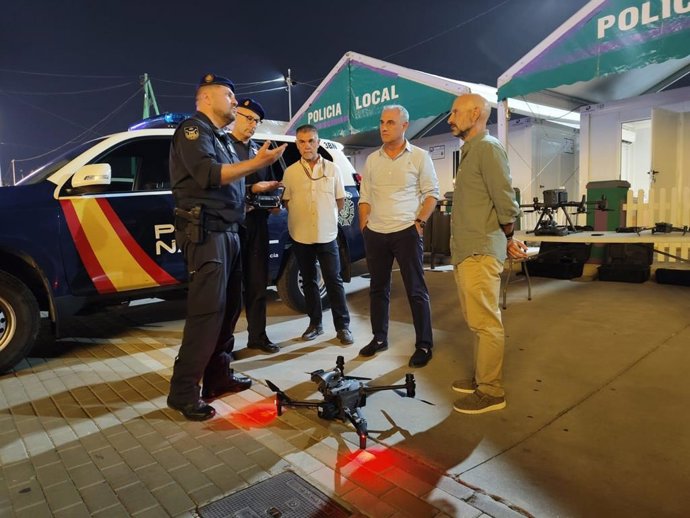 El subdelegado del Gobierno en Málaga durante una visita al dispositivo de seguridad de la Feria de Málaga