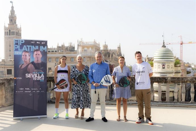 La consejera de Cultura y Deporte de la Junta de Andalucía, Patricia del Pozo, junto al alcalde de Sevilla, José Luis Sanz, en la presentación del FIP Platinum Sevilla.