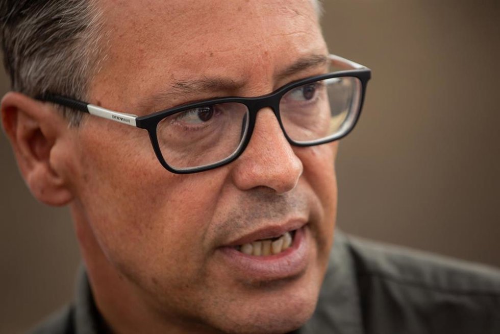 El secretario general del PP de Madrid, Alfonso Serrano, ofrece declaraciones a los medios, durante su visita a la zona afectada por el incendio de Tres Cantos, a 25 de agosto de 2025, en Colmenar Viejo, Madrid (España). El incendio en Tres Cantos fue e