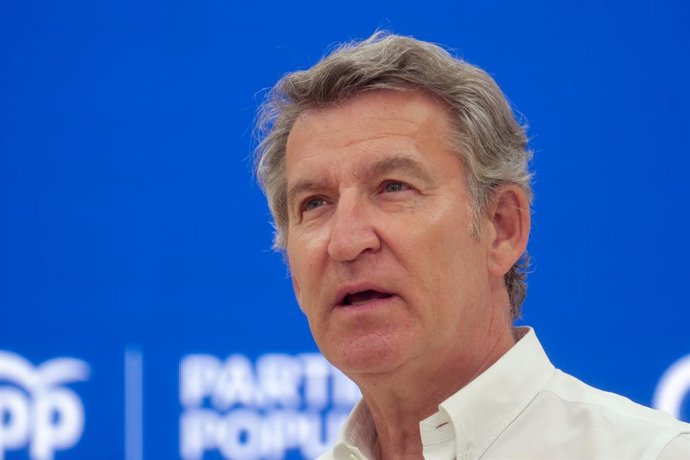 O presidente do Partido Popular, Alberto Núñez Feijóo, durante uma entrevista para a Europa Press, na sede regional do PPdeG, em 12 de agosto de 2025, em Santiago de Compostela, Corunha, Galícia (Espanha). Núñez Feijóo é funcionário público do Cuerpo Supe