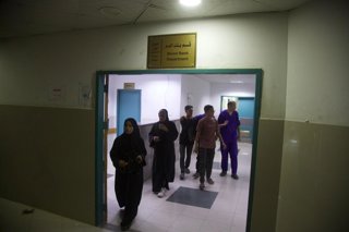 Un grup de persones a l'hospital Nasser, en Jan Yunis