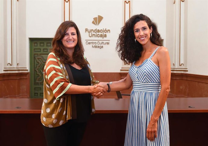Archivo - La responsable de Solidaridad e Investigación de la Fundación Unicaja, Ana Cabrera, y la presidenta de Beyond Suncare, Mafalda Soto, durante la firma de un acuerdo de colaboración