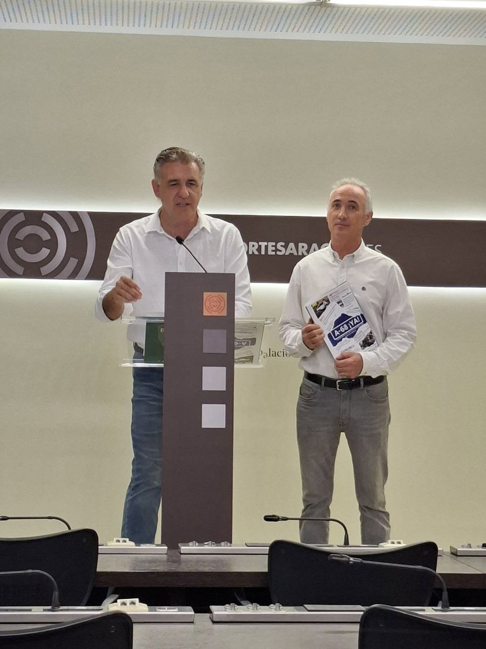 Joaquín Moreno e Ismael Brenchat en la sala de prensa de las Cortes de Aragón.