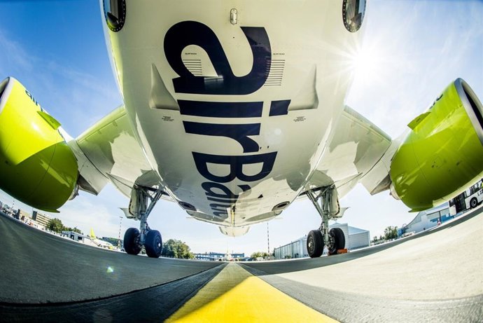 Archivo - Avión de airBaltic.