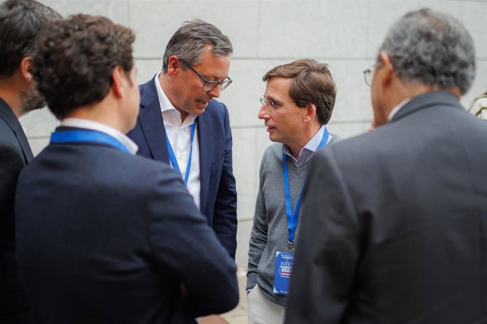 Archivo - El secretario general del PP de Madrid, Alfonso Serrano (2i), y el alcalde de Madrid, José Luis Martínez-Almeida (2d), durante la inauguración de la I Intermunicipal del PP de Madrid, en el Centro Municipal Hub El Cantizal, a 26 de abril de 20