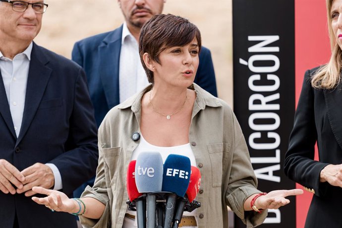 A Ministra da Habitação e da Agenda Urbana, Isabel Rodríguez, durante uma reunião com a Prefeita de Alcorcón, Candelaria Testa, e o Reitor da Universidade Rey Juan Carlos, Abraham Duarte, na Prefeitura de Alcorcón, em 25 de agosto de 2025, em Alcorcón.