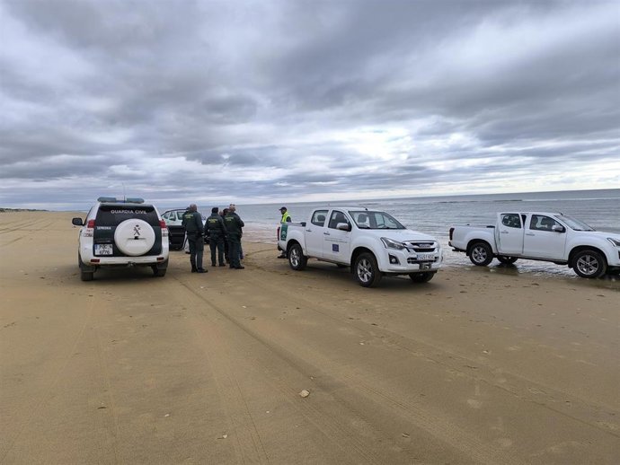Coches de la Guardia Civil durante la operación.