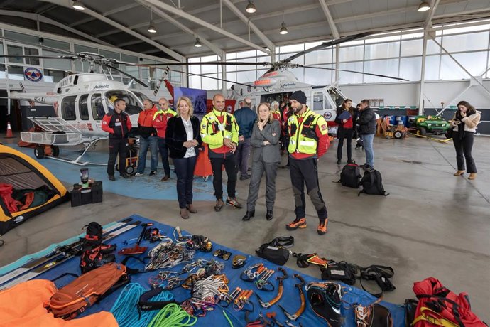 Archivo - Foto de archivo. Las consejeras de Presidencia, Isabel Urrutia, y de Desarrollo Rural, María Jesús Susinos, en la base de los helicópteros del Gobierno