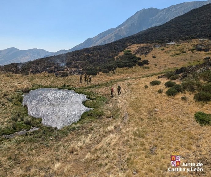 Rescatan a un trabajador de extinción de incendios tras hacerse daño en las costillas en Velilla (Palencia).