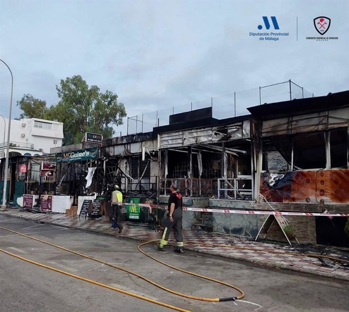 Locales afectados tras un incendio en Torremolinos