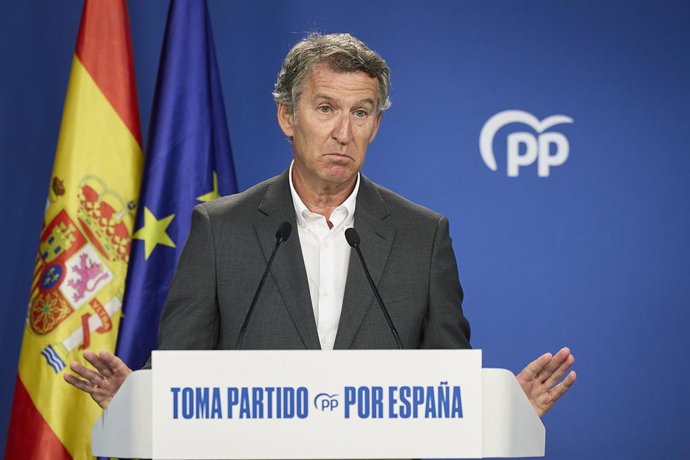El presidente del PP, Alberto Núñez Feijóo, durante una rueda de prensa posterior a la reunión del Comité de Dirección del PP, en la sede del partido, a 25 de agosto de 2025, en Madrid (España). 
