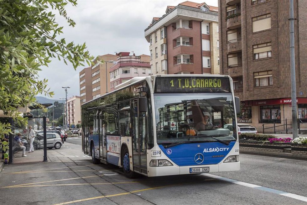 Archivo - Autobús municipal de Camargo.- Archivo
