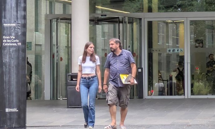 El diputado Dani Cornellà saliendo de la Ciutat de la Justícia