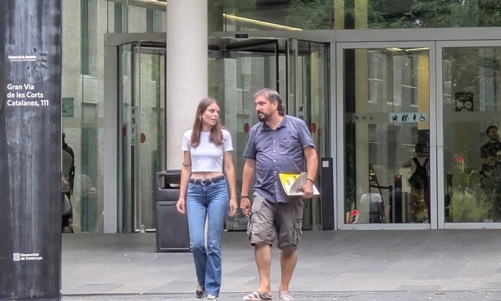 El diputado Dani Cornell saliendo de la Ciutat de la Justícia