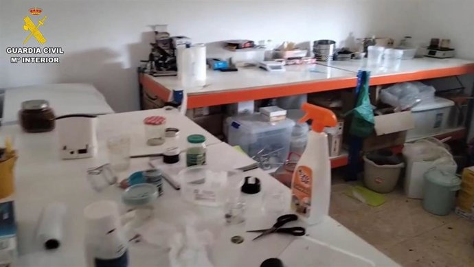 Según el relato de la Guardia Civil, se descubrió "un auténtico laboratorio de extracción y procesado de cannabis": Cogollos, marihuana picada, hachís, polen de hachís y comestibles con THC, además de 162 porros listos para la venta.