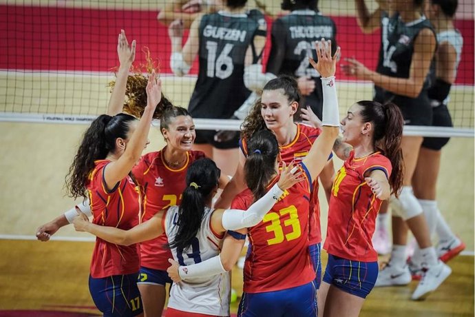 Jogadoras da seleção feminina comemoram um ponto durante a partida contra o Canadá na Copa do Mundo de 2025.